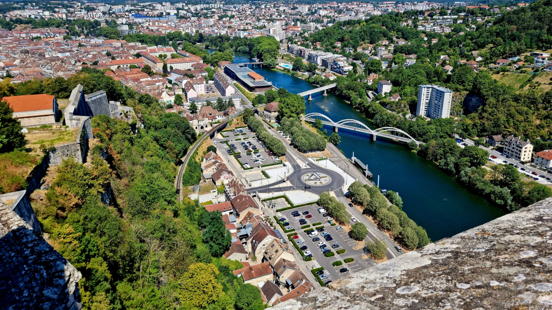 Vue aérienne de Besançon et de la boucle du Doubs