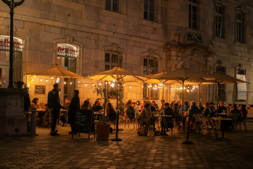 Terrasses du centre-ville de Besançon le soir