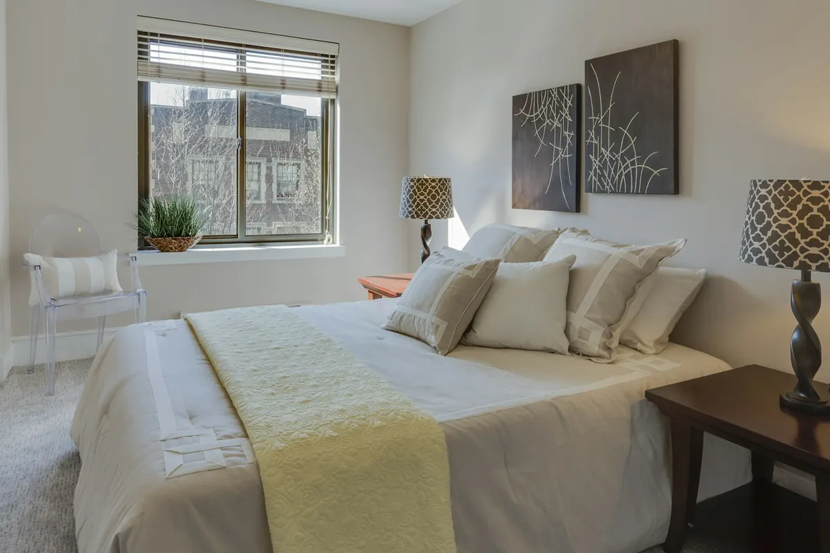 Chambre lumineuse et soignée d’un appartement prêt à accueillir des voyageurs