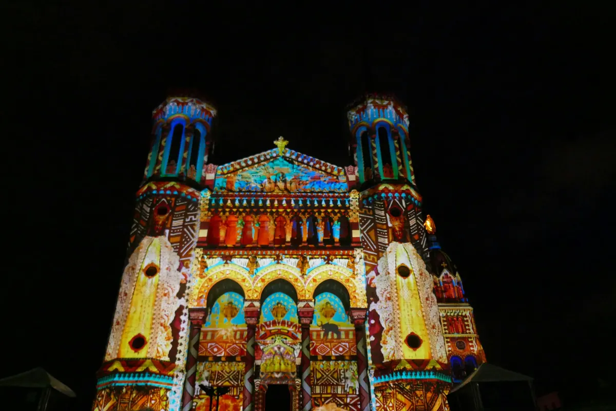 Basilique de Fourvière illuminée de couleurs la nuit à Lyon