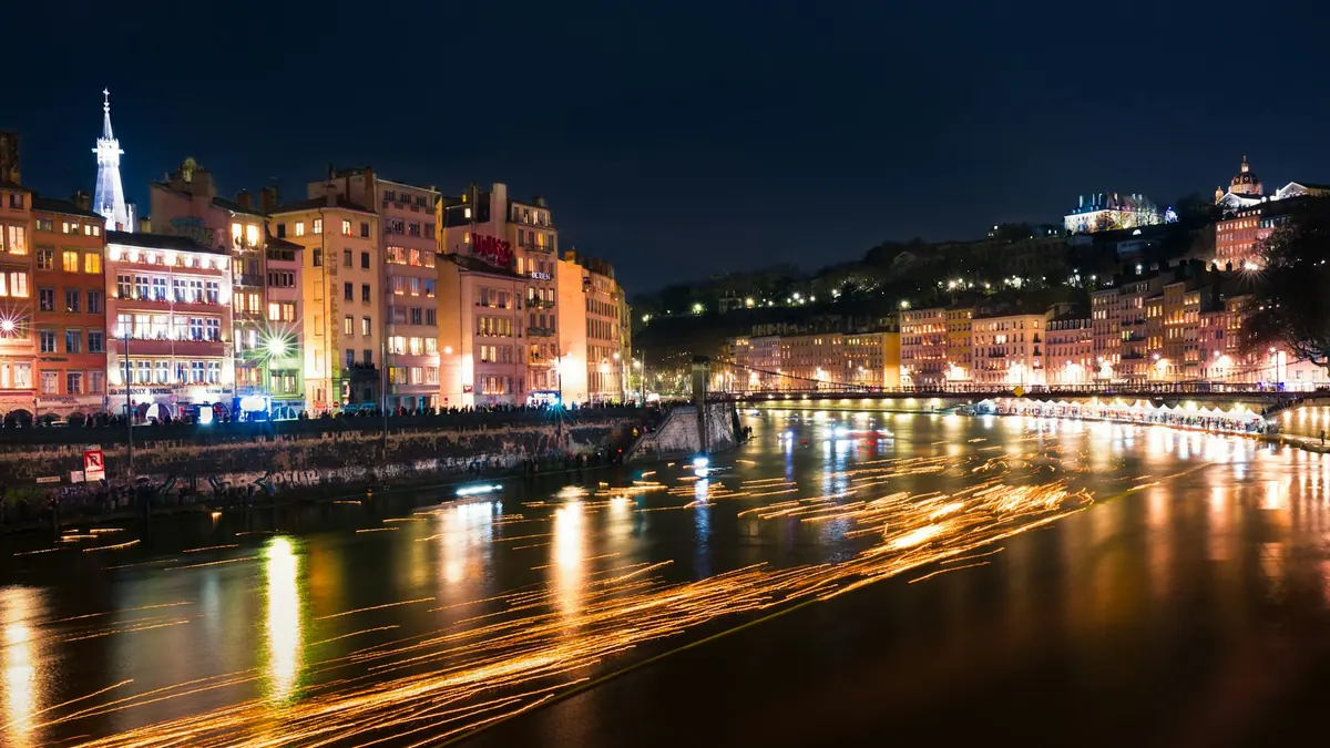 Lumignons flottant sur la Saône au pont de la Feuillée pendant la Fête des Lumières à Lyon