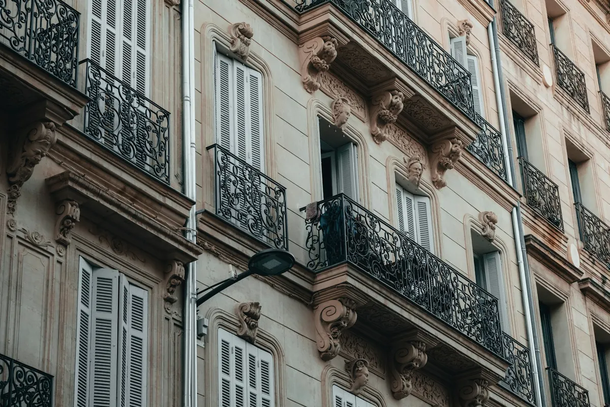 Immeuble en copropriété avec balcons