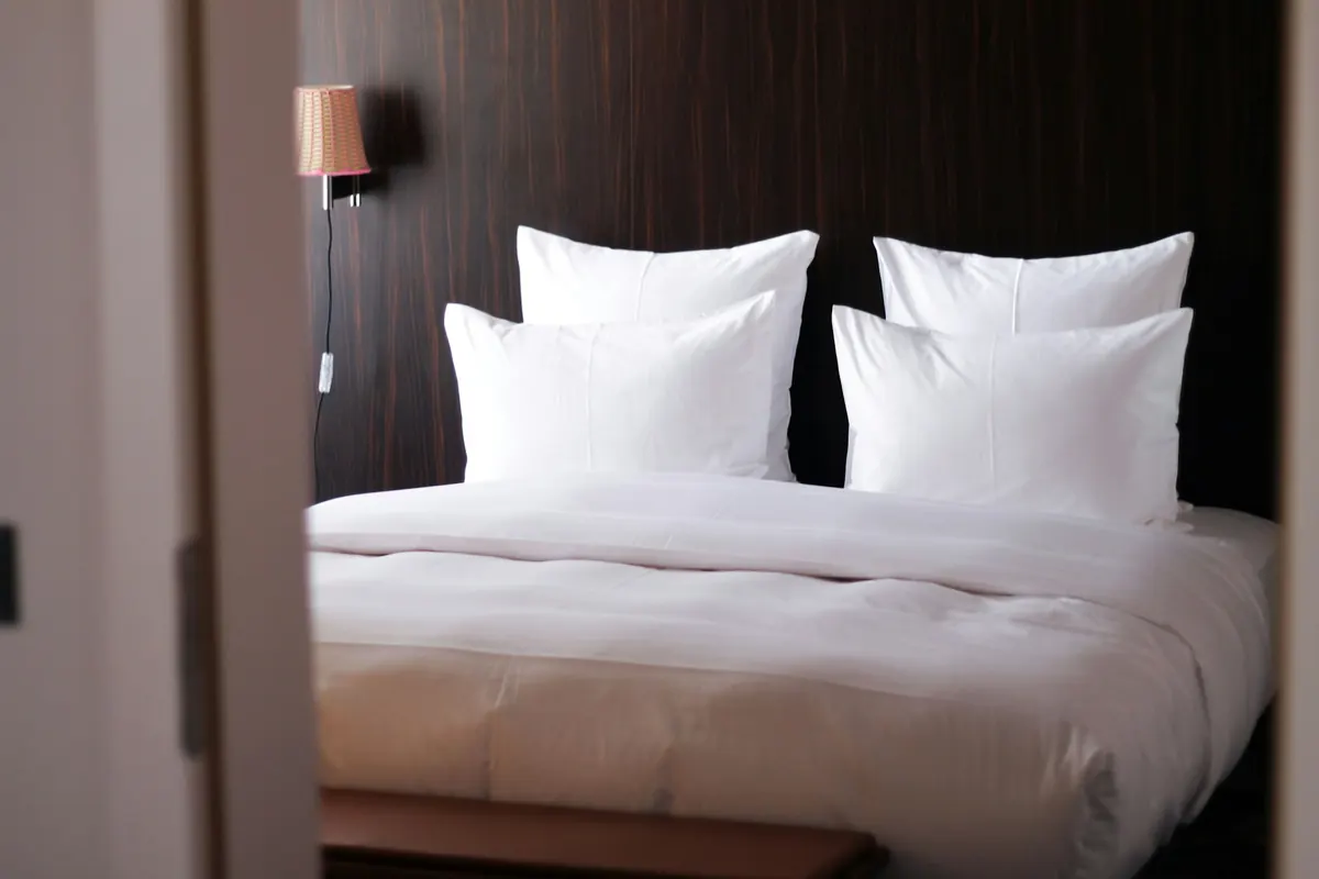 Lit fait avec des draps et des oreillers blancs impeccables