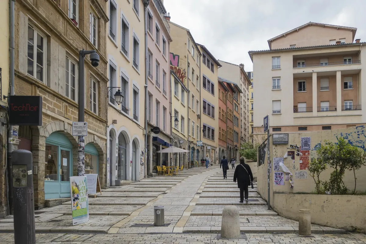 La montée de la Grande-Côte, rue pavée des pentes de la Croix-Rousse à Lyon