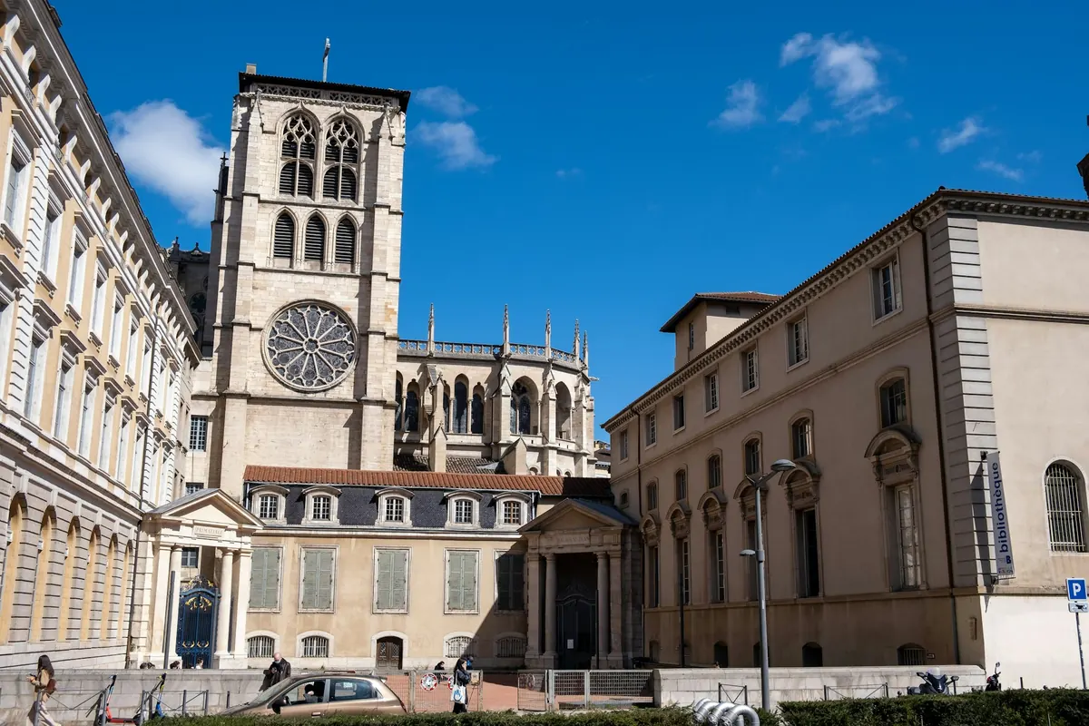 Édifice religieux ancien et façades en pierre dans le centre historique de Lyon