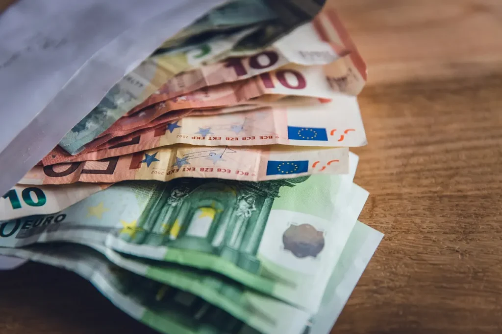 Billets en euros pour le prix d’une conciergerie Airbnb