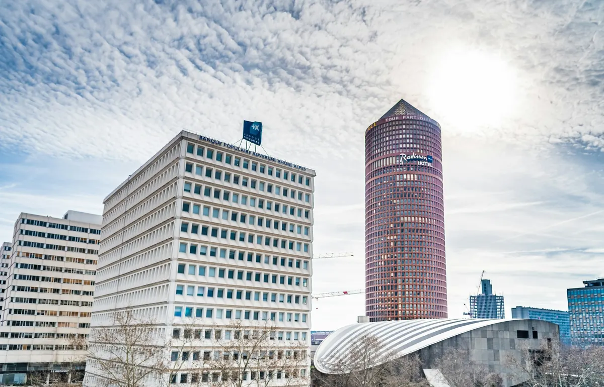 La tour de la Part-Dieu, surnommée le Crayon, et les immeubles de bureaux voisins à Lyon