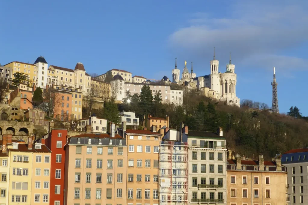 Vue sur Fourvière et les façades colorées du Vieux Lyon depuis les quais de Saône