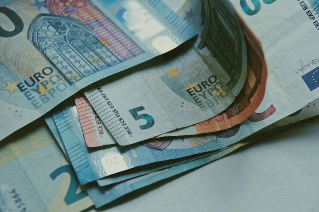 Billets en euros représentant les revenus d’un Airbnb