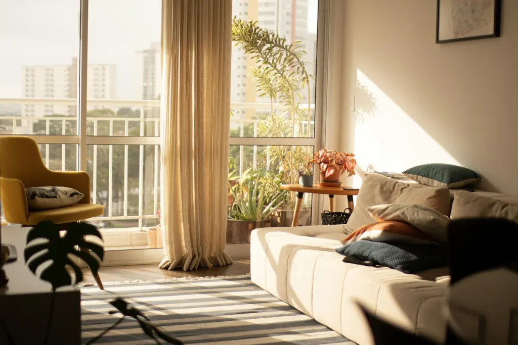 Salon lumineux d’un logement Airbnb à Besançon