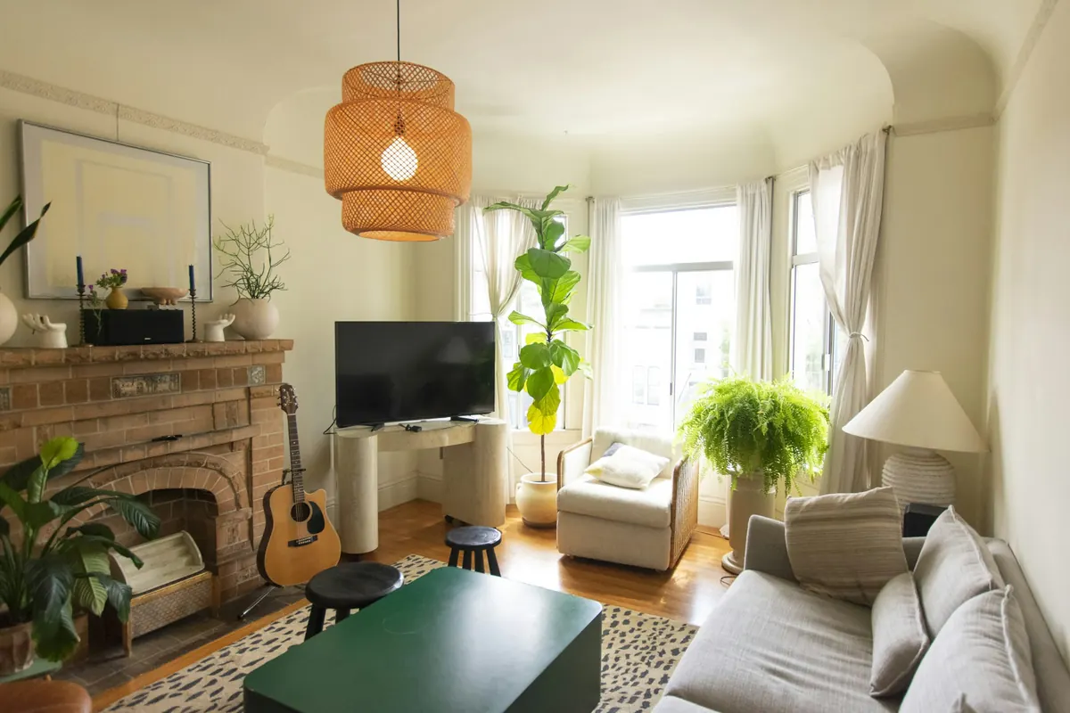 Salon lumineux et chaleureux d’un appartement prêt à accueillir des voyageurs