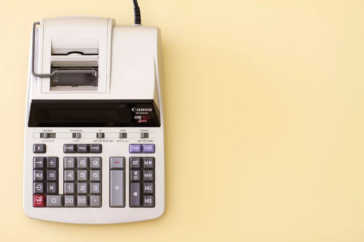 Calculatrice à imprimer posée sur un bureau jaune clair