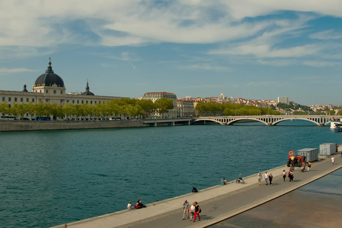 Promeneurs sur les quais du Rhône à Lyon par une journée ensoleillée